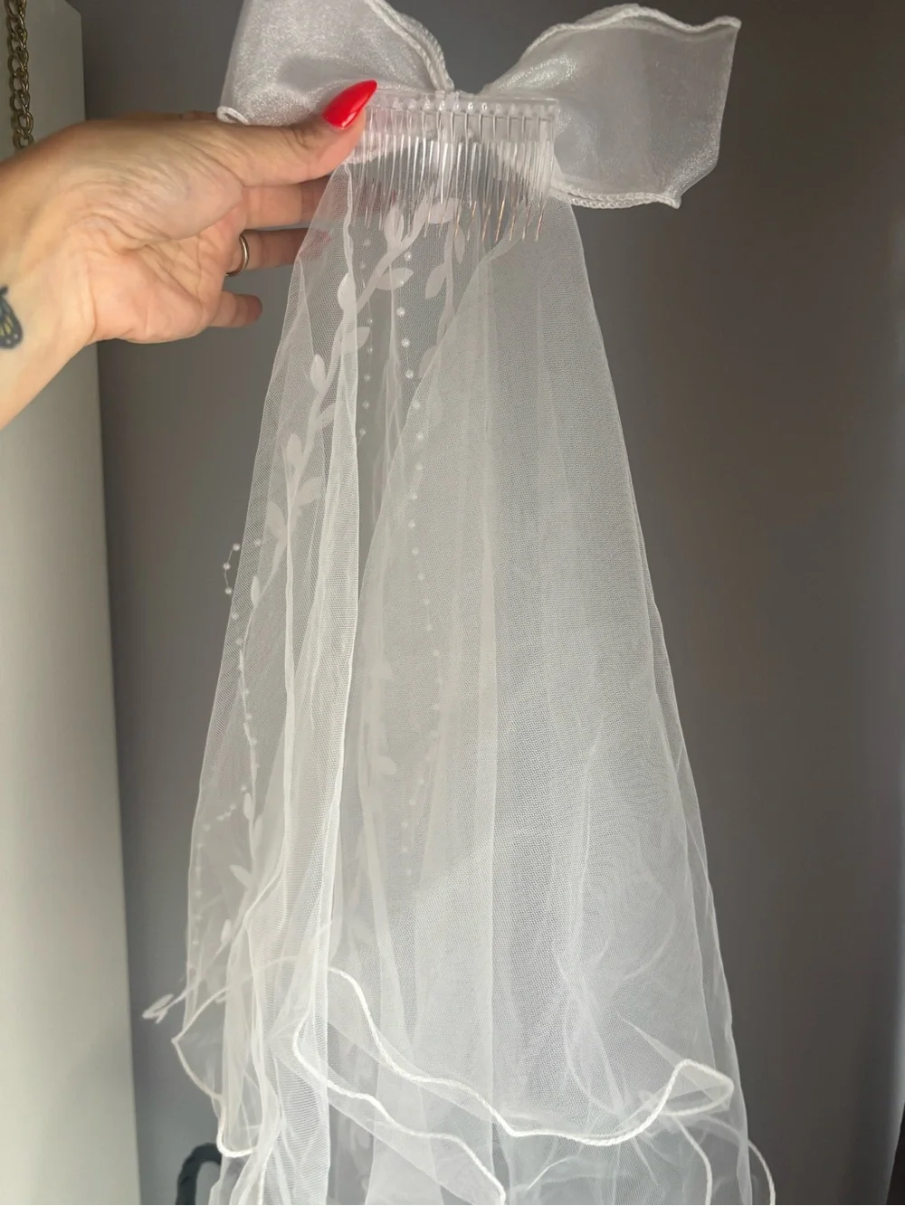 Sheer White Bridal Bow Veil with Leaf Trim